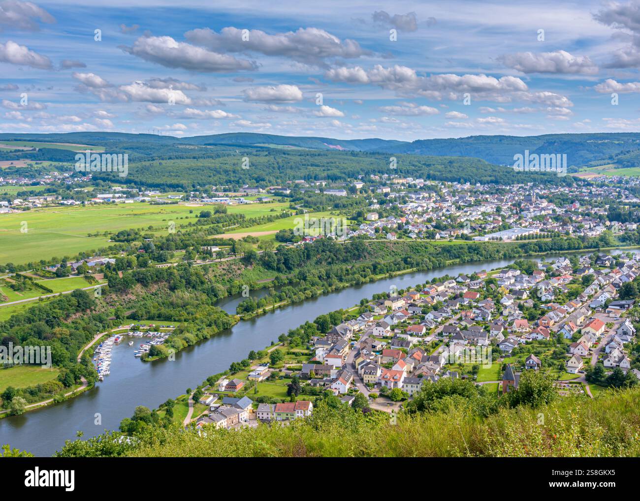 Blick auf die deutsche Stadt Saarburg und die Saar Stockfoto