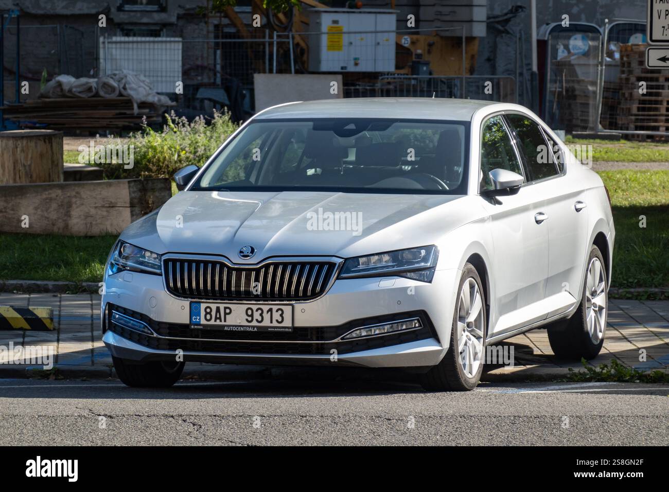 OSTRAVA, TSCHECHIEN - 28. SEPTEMBER 2023: Silberner Skoda Superb III Liftback Car parkt auf der Straße Stockfoto