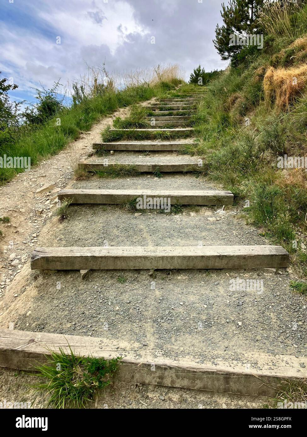 Steiler Pfad und Stufen, Monte Narval auf dem Camino Francés, Navarra, Spanien Stockfoto