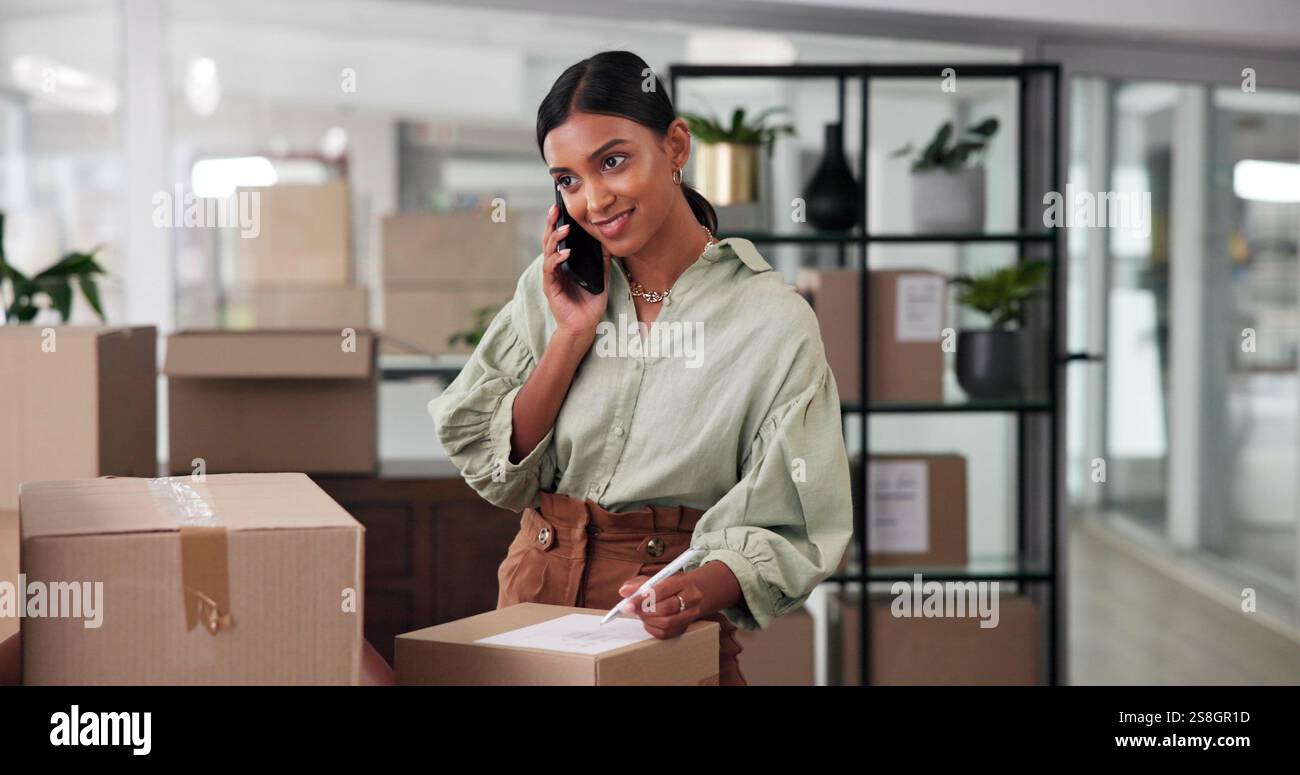 Telefonanruf, Versand und Verpackung mit Geschäftsfrau im Büro für Kurierzustellung, Logistikplan und Bestandsaktualisierung. Qualitätskontrolle, Kunde Stockfoto