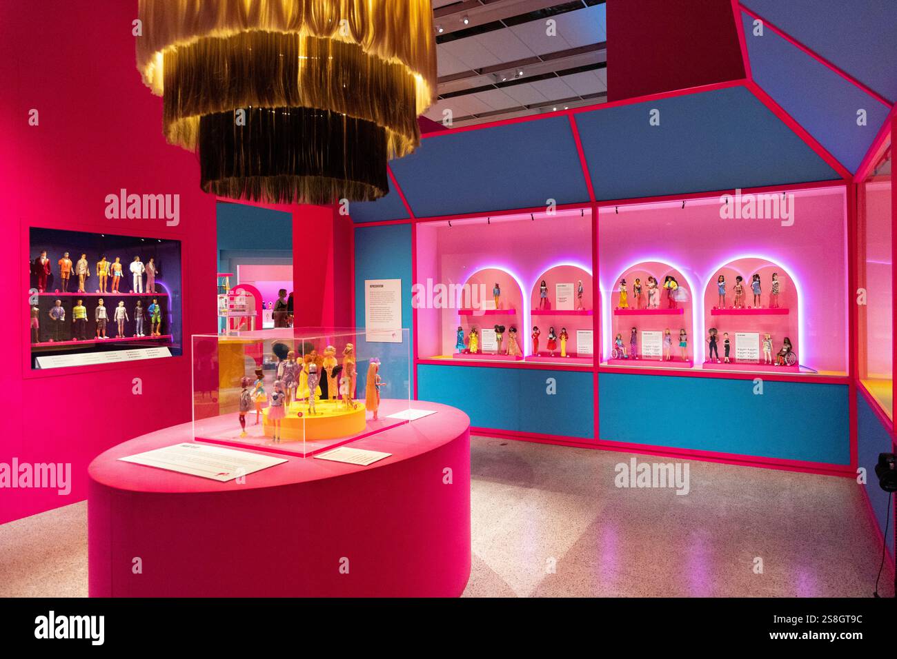 Ausstellung von Barbie-Puppen in Barbie - The Exhibition (2024-2025), Design Museum, London, England Stockfoto