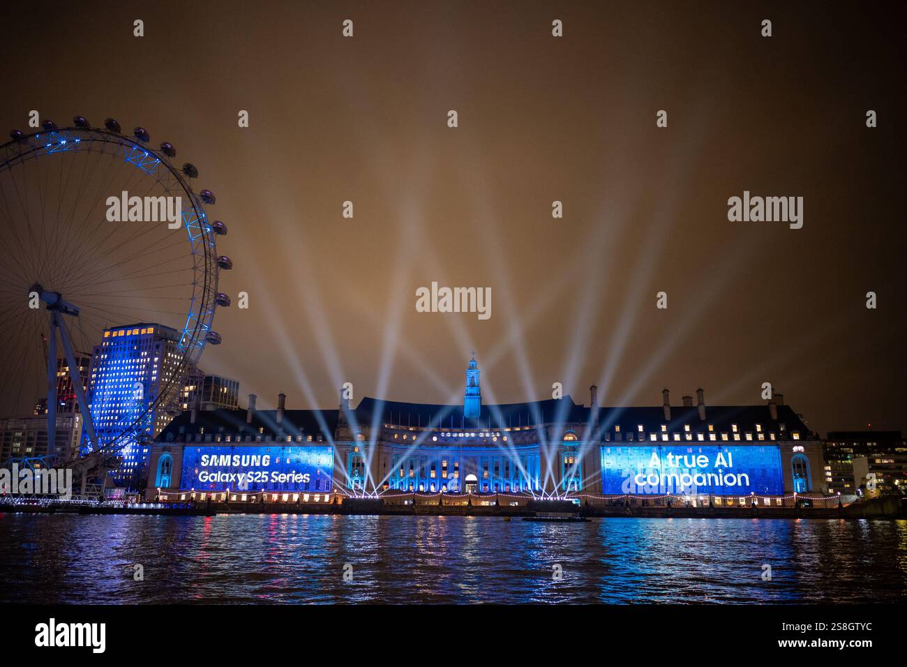 22. JAN 2025 London ? UK. Samsung bringt das neue Galaxy S25-Telefon mit einer Projektion auf die Country Hall. Alamy Live News / Aubrey Fagon Stockfoto