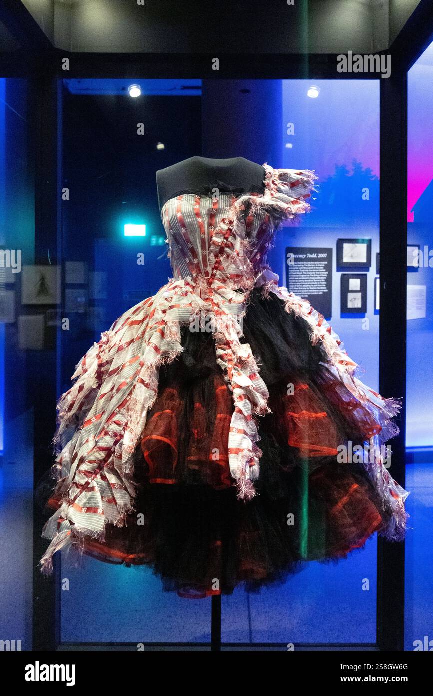 Alices Kleid von Colleen Atwood aus „Alice in Wonderland“ (2010), Ausstellung „The World of Tim Burton“, Design Museum, London, England Stockfoto