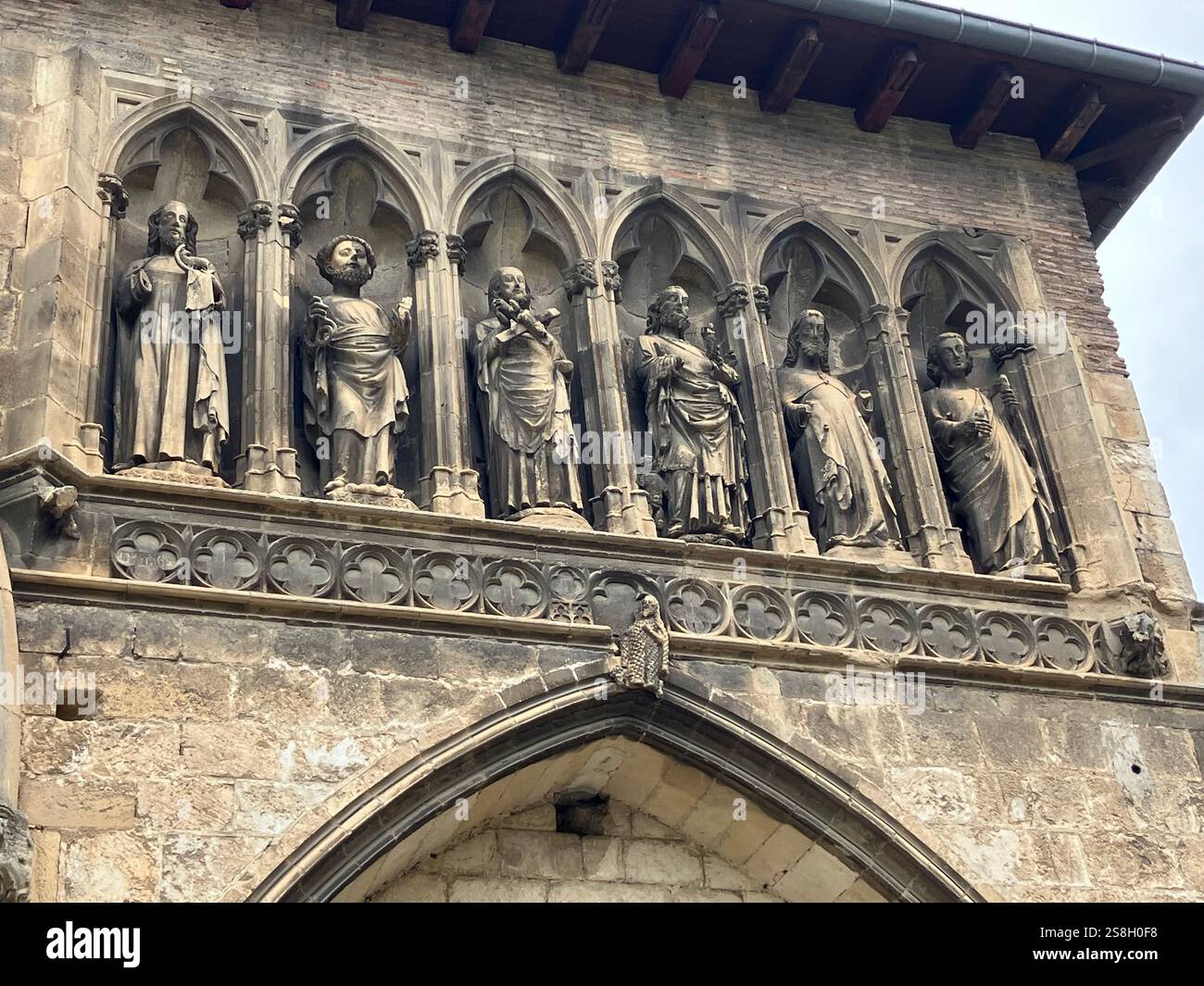 Statuen über einem Kirchentor, Estella, Navarra, Spanien Stockfoto