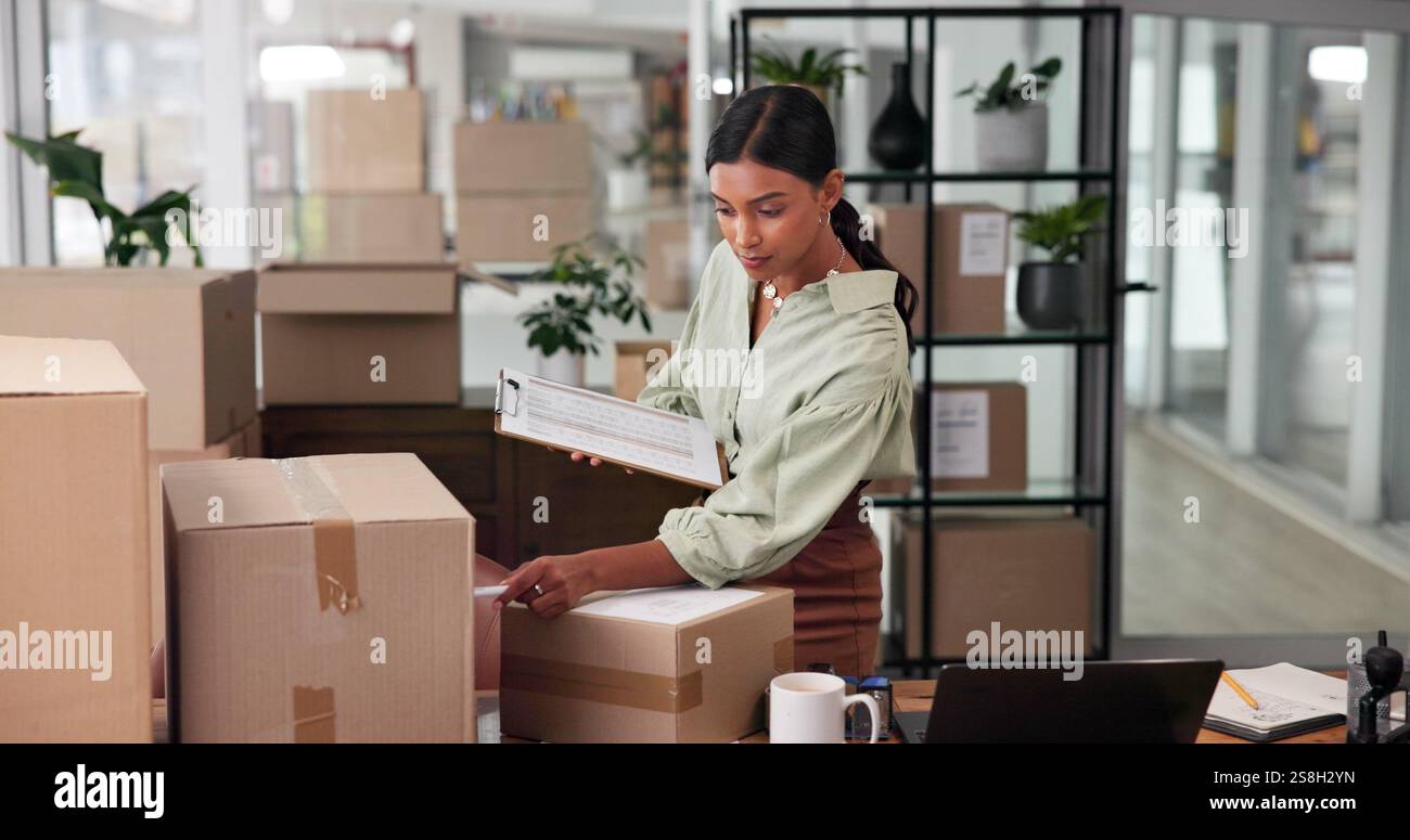 Checkliste, Versand und Karton mit Geschäftsfrau im Büro für Kurierzustellung, Logistikplan und Bestandsaktualisierung. Qualitätskontrolle, Vertrieb Stockfoto