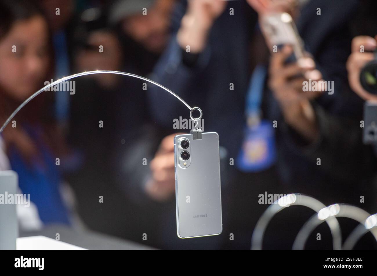 San Jose, USA. Januar 2025. Bei der Präsentation der Galaxy S25 Smartphone-Serie gibt Samsung auch eine Vorschau auf das dünnere Edge-Modell. Es soll bis Mitte des Jahres auf den Markt kommen. Anrede: Andrej Sokolow/dpa/Alamy Live News Stockfoto