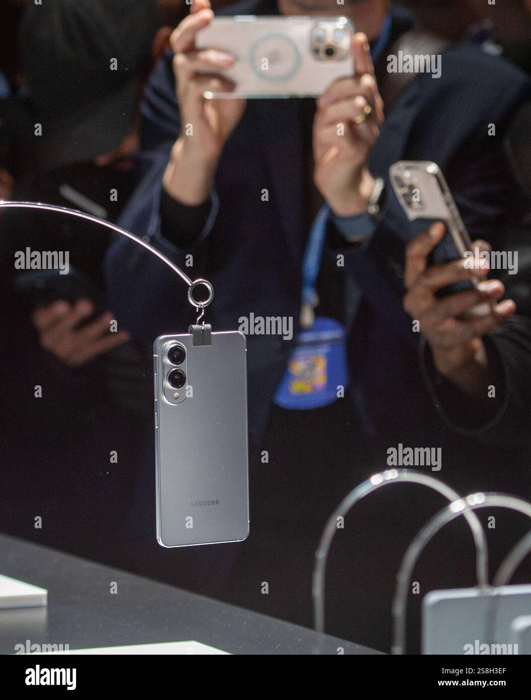 San Jose, USA. Januar 2025. Bei der Präsentation der Galaxy S25 Smartphone-Serie gibt Samsung auch eine Vorschau auf das dünnere Edge-Modell. Es sollte bis Mitte des Jahres auf dem Markt sein. (Wiederholung mit modifiziertem Bildbereich) Credit: Andrej Sokolow/dpa/Alamy Live News Stockfoto