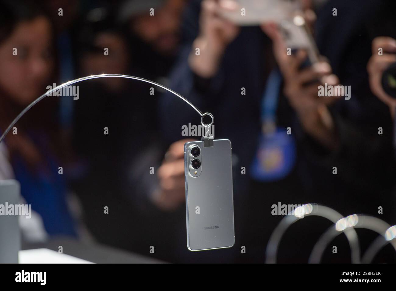 San Jose, USA. Januar 2025. Bei der Präsentation der Galaxy S25 Smartphone-Serie gibt Samsung auch eine Vorschau auf das dünnere Edge-Modell. Es soll bis Mitte des Jahres auf den Markt kommen. Anrede: Andrej Sokolow/dpa/Alamy Live News Stockfoto