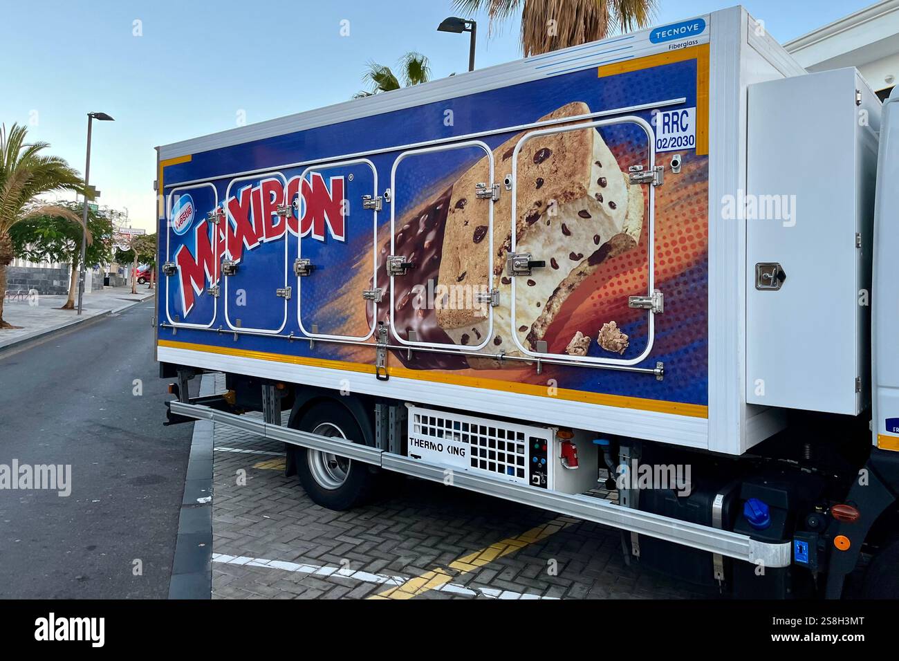 Nestlé Maxibon Eiswagen parkt in Costa Adeje. Teneriffa, Kanarische Inseln, Spanien. Januar 2025. - Smartphone-aufgenommenes Stockfoto