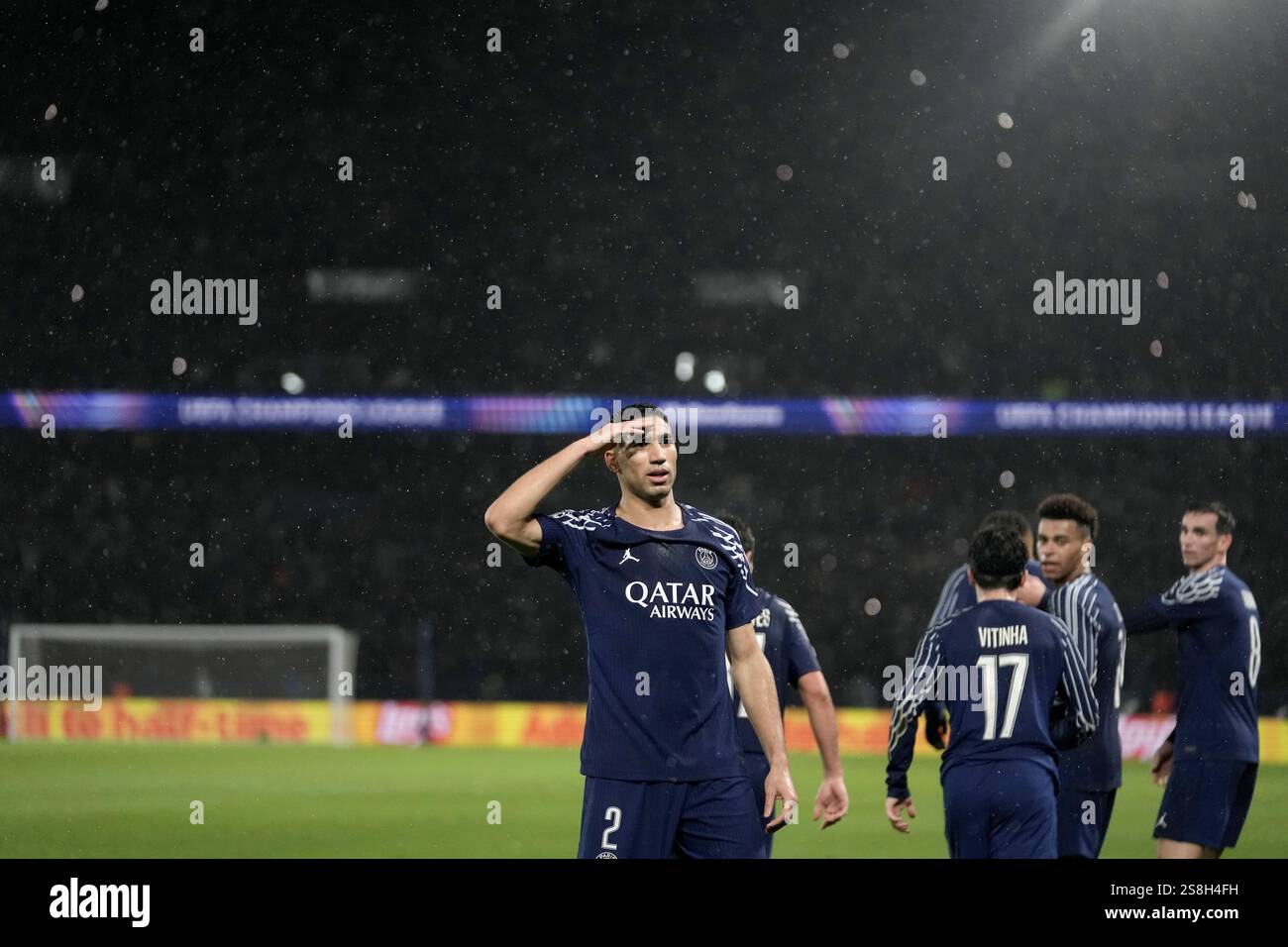 PSG's Achraf Hakimi gestures after scoring a goal that was disallowed during a Champions League opening phase soccer match between Paris Saint-Germain and Manchester City at the Parc des Princes in Paris, Wednesday, Jan. 22, 2025. (AP Photo/Thibault Camus) Stockfoto