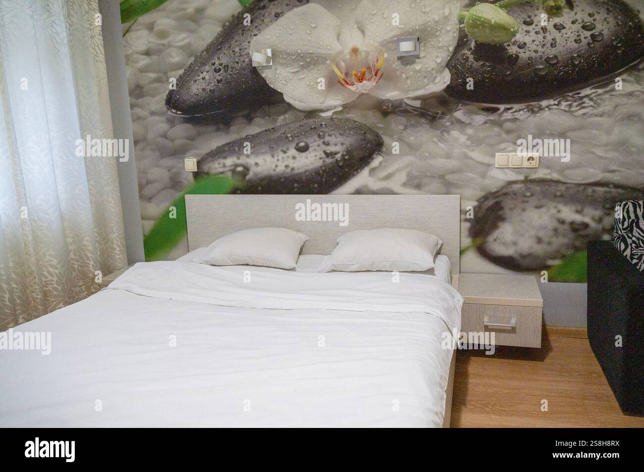 Doppelbett mit Kissen und Licht aus dem Fenster. Stockfoto