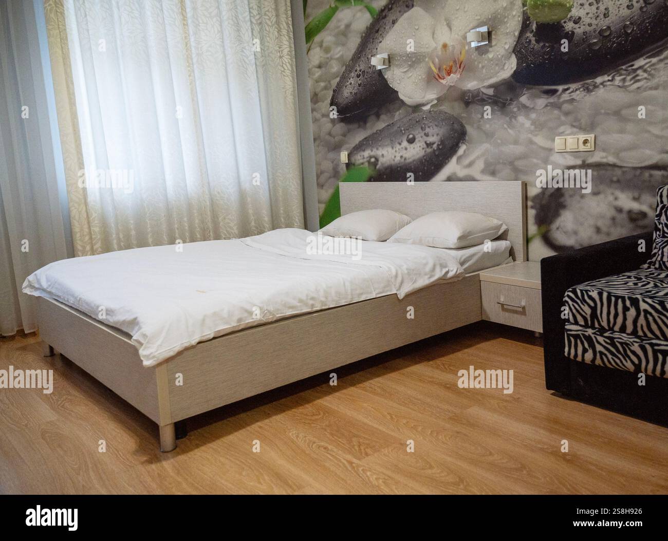 Doppelbett mit Kissen und Licht aus dem Fenster. Stockfoto