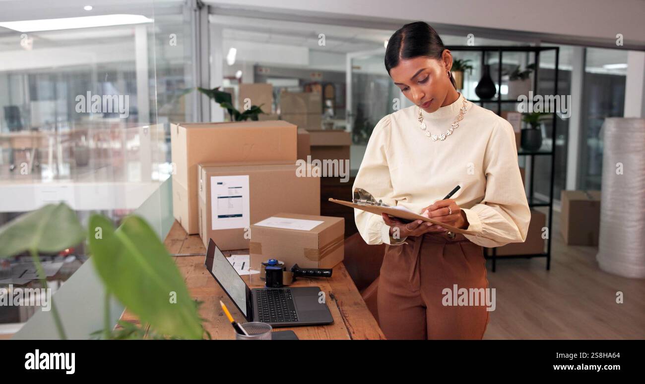 Checkliste, Versand und Schreiben mit Geschäftsfrau im Büro für Kurierzustellung, Logistikplan oder Lagerbestand. Qualitätskontrolle, Kundenfeedback Stockfoto