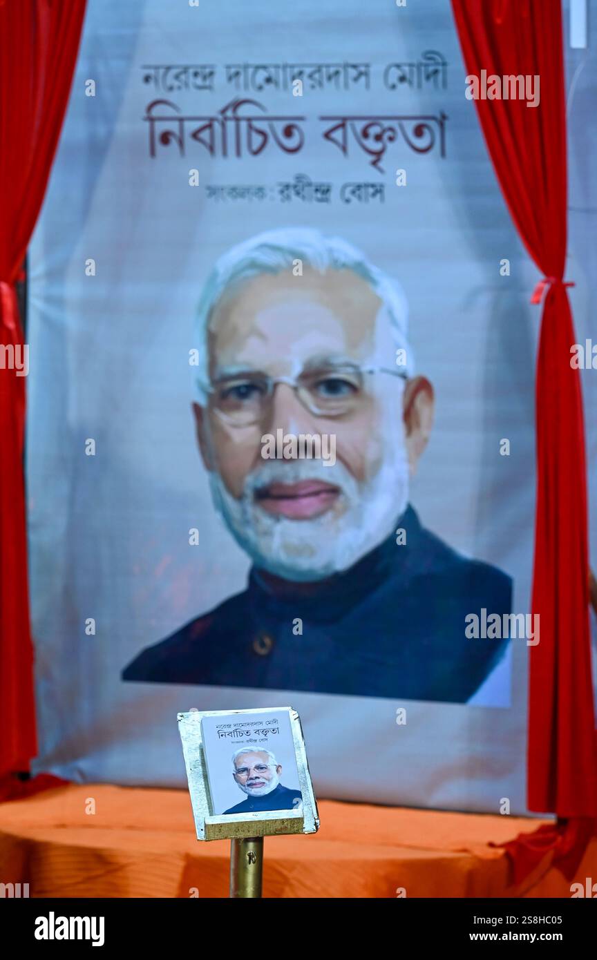 KOLKATA, INDIEN - 22. JANUAR: Das Buch über die ausgewählten Reden von Premierminister Narendra Modi in bengalischer Sprache wird am 22. Januar 2025 in der Nationalbibliothek in Kalkutta veröffentlicht. Das 368-seitige Buch mit dem Titel „Sammlung ausgewählter Reden des Premierministers Shri Narendra Damodardas Modi“ wurde von der BJP-Vizepräsidentin des Bundesstaates Westbengalen, Rathindra Bose, zusammengestellt. Die Reden des Buches befassen sich mit einer Vielzahl von Themen, darunter Wissenschaft und Technologie, auswärtige Angelegenheiten und nationale Interessen unter anderem. (Foto: Samir Jana/Hindustan Times/SIPA USA ) Stockfoto