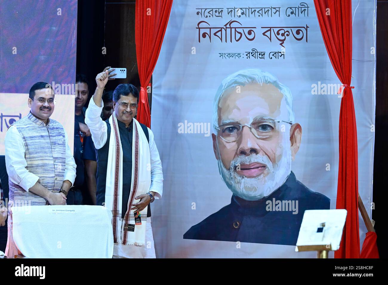KOLKATA, INDIEN - 22. JANUAR: Der Premierminister von Tripura, Dr. Manik Saha, veröffentlicht am 22. Januar 2025 in Kolkata, Indien, das Buch über die ausgewählten Reden von Premierminister Narendra Modi in bengalischer Sprache in der Nationalbibliothek. Das 368-seitige Buch mit dem Titel „Sammlung ausgewählter Reden des Premierministers Shri Narendra Damodardas Modi“ wurde von der BJP-Vizepräsidentin des Bundesstaates Westbengalen, Rathindra Bose, zusammengestellt. Die Reden des Buches befassen sich mit einer Vielzahl von Themen, darunter Wissenschaft und Technologie, auswärtige Angelegenheiten und nationale Interessen unter anderem. (Foto: Samir Jana/Hindustan Times/SIPA USA ) Stockfoto
