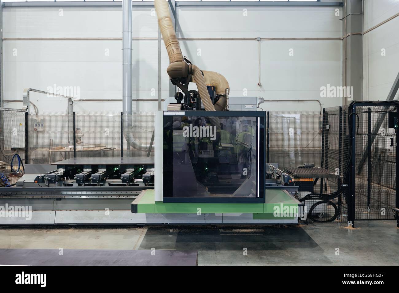 Maschine zum Fräsen und Bohren von Platten und Massivholz. Stockfoto
