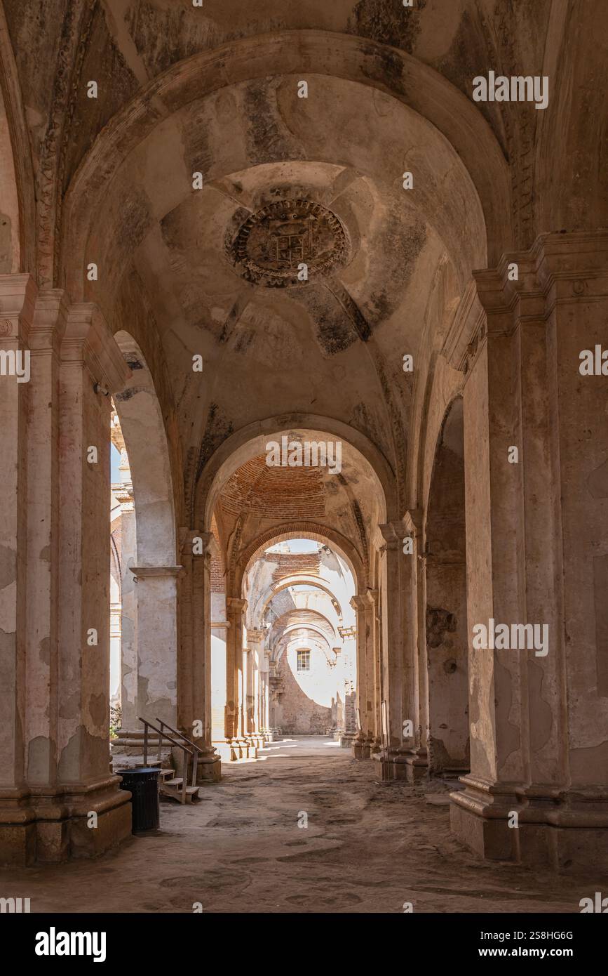 Antigua Guatemala, Sacatepequez, Guatemala. März 2024. Bogengang in den Ruinen der Kathedrale von Santiago. Stockfoto