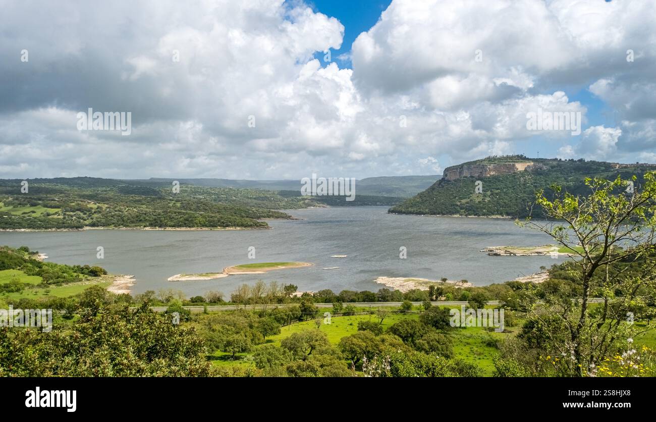 Monteleone Rocca Doria, Berg und Felsen mit Wald, ehemalige genuesische Festung, Lago del Temo, blauer Himmel mit Wolken, Villanova Monteleone, Stockfoto