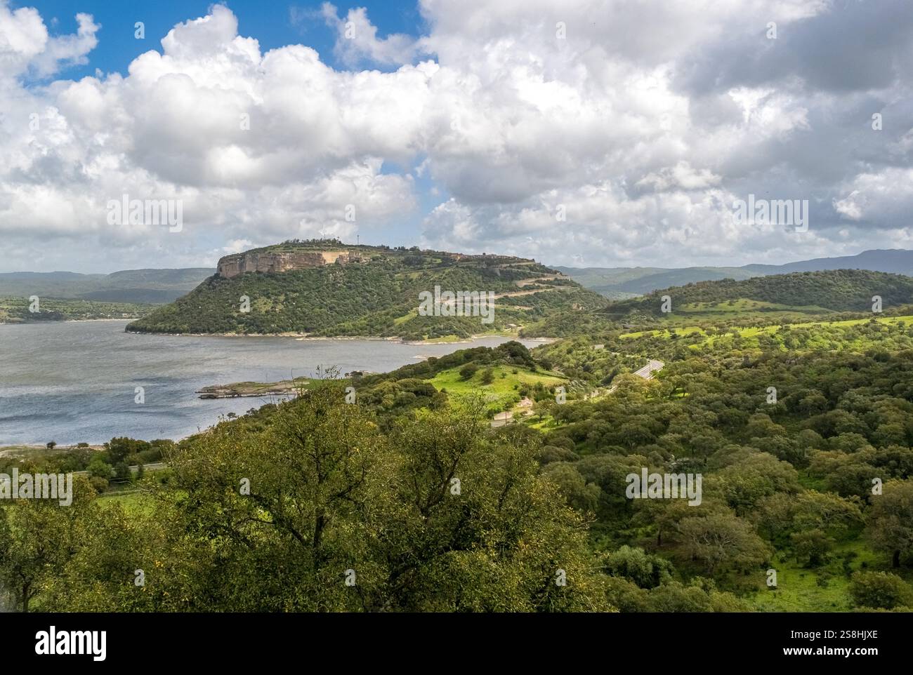 Monteleone Rocca Doria, Berg und Felsen mit Wald, ehemalige genuesische Festung, Lago del Temo, blauer Himmel mit Wolken, Villanova Monteleone, Stockfoto