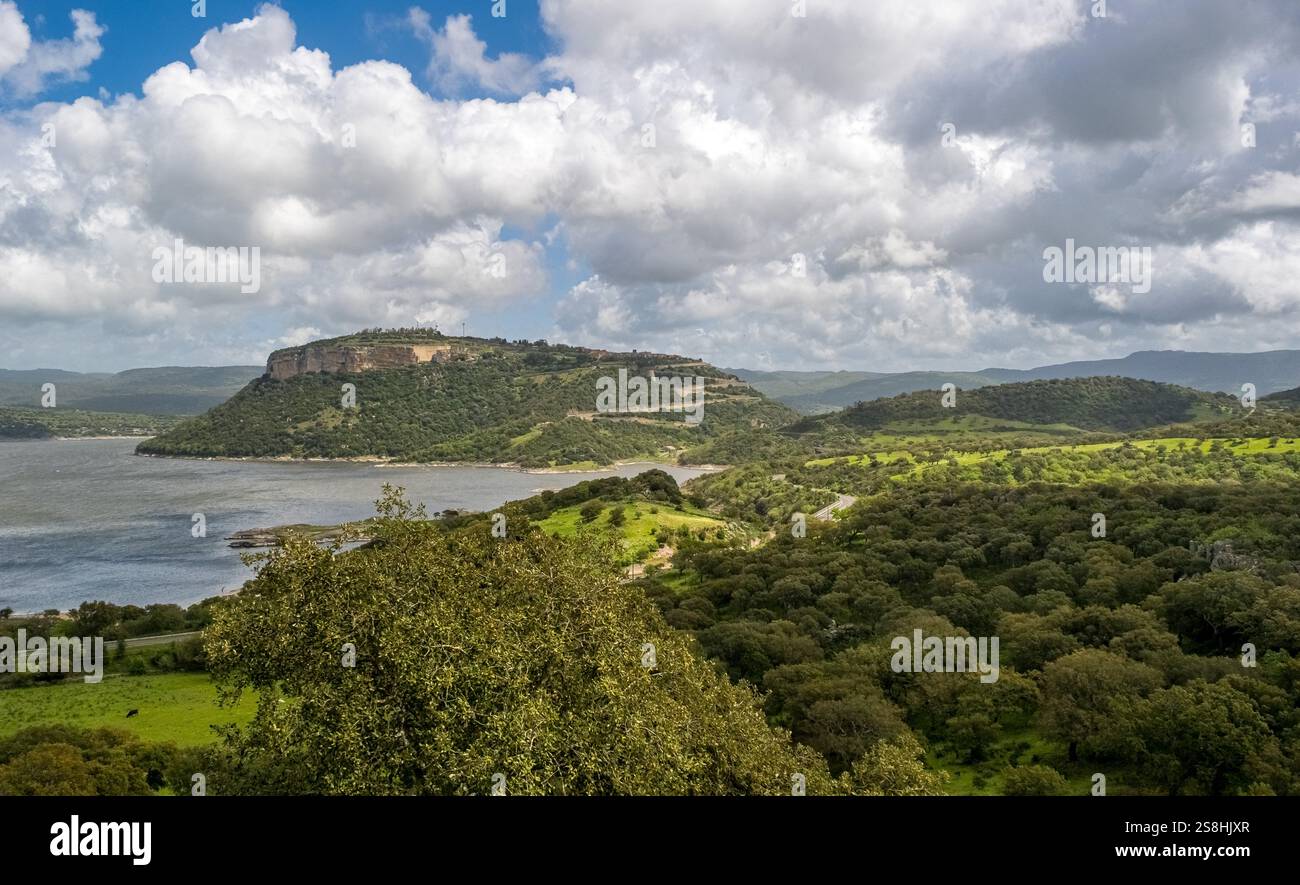 Monteleone Rocca Doria, Berg und Felsen mit Wald, ehemalige genuesische Festung, Lago del Temo, blauer Himmel mit Wolken, Villanova Monteleone, Stockfoto