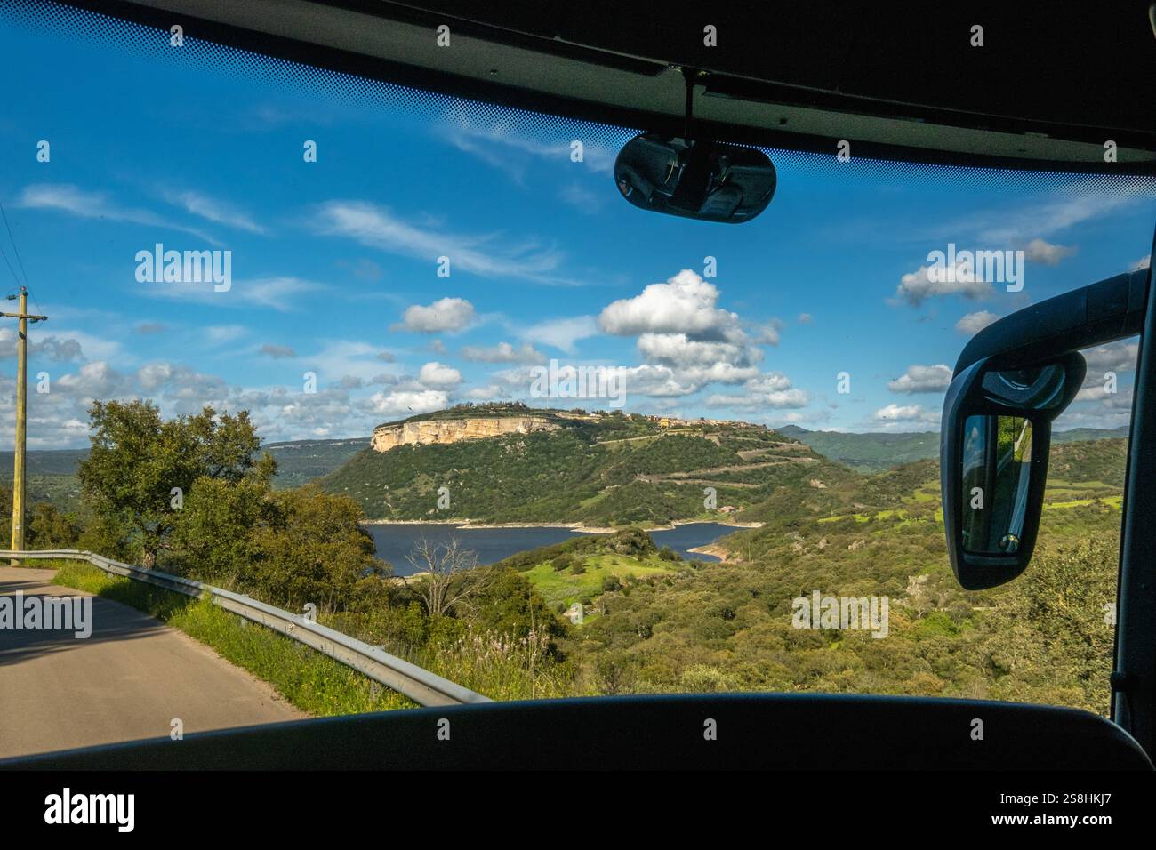 Monteleone Rocca Doria, Berg und Felsen mit Wald, ehemalige genuesische Festung, Lago del Temo, blauer Himmel mit Wolken, Villanova Monteleone, Stockfoto