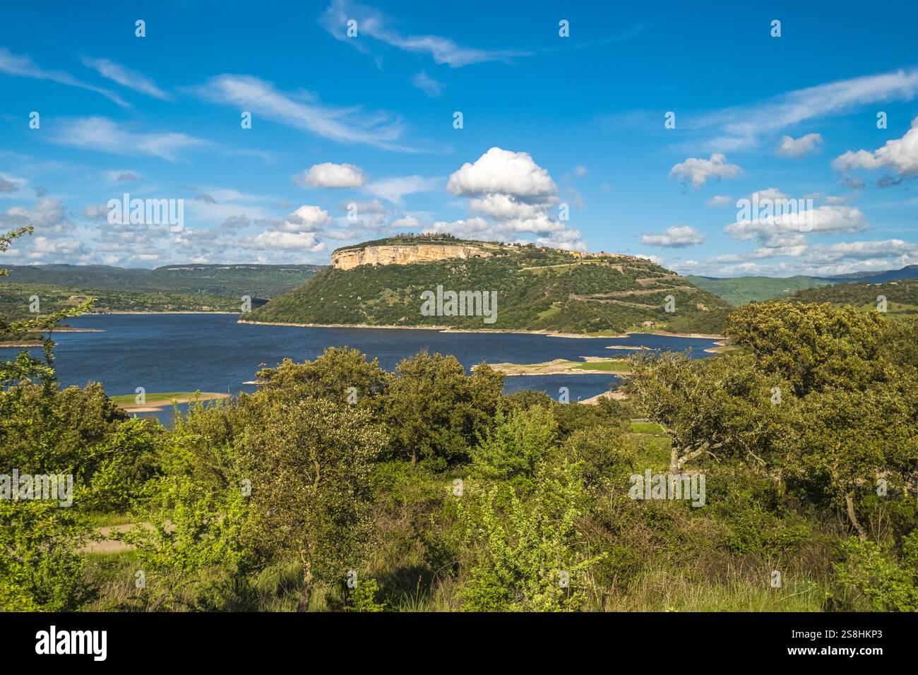 Monteleone Rocca Doria, Berg und Felsen mit Wald, ehemalige genuesische Festung, Lago del Temo, blauer Himmel mit Wolken, Villanova Monteleone, Stockfoto