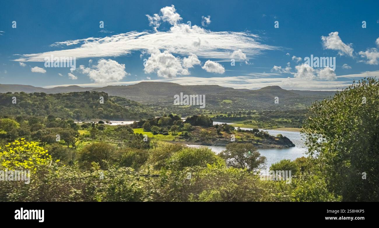 Stausee Lago del Temo, Berge und Felsen mit Wald, blauem Himmel und Wolken, Villanova Monteleone, Europa, Provinz Sassari, Italien Stockfoto