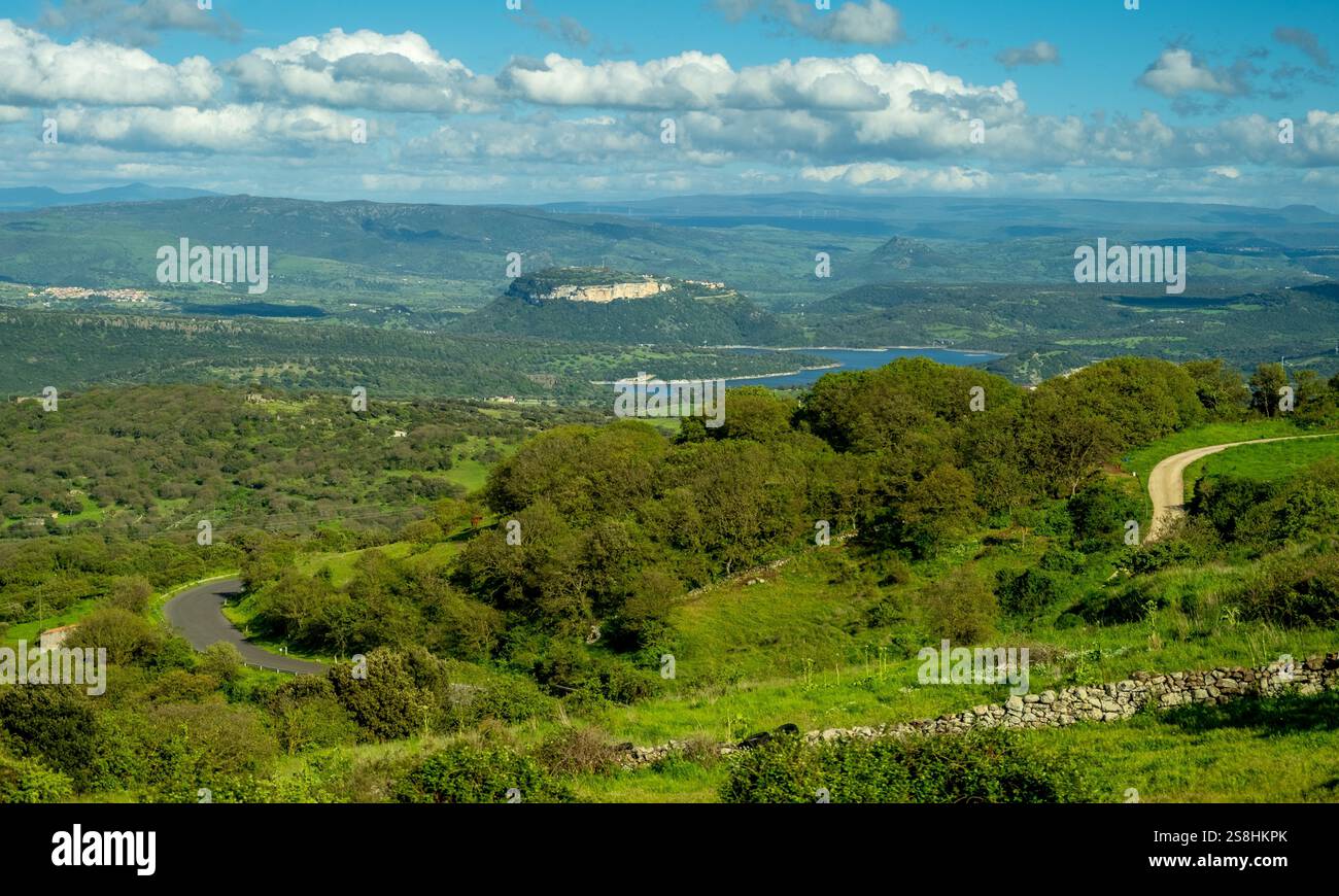 Monteleone Rocca Doria, Berg und Felsen mit Wald, ehemalige genuesische Festung, Lago del Temo, blauer Himmel mit Wolken, Villanova Monteleone, Stockfoto