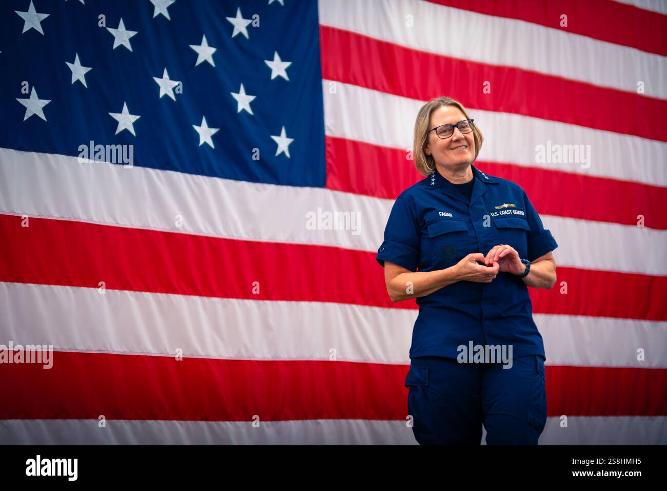 Galveston, Usa. November 2023. U. Admiral Linda L. Fagan, Commandant der Küstenwache, spricht am 8. November 2022 in Galveston, Texas. Fagan, der erste weibliche vier-Sterne-Admiral, wurde von Präsident Donald Trump wegen Diversity, Equity und Inklusion entlassen. Foto: PO1 Brandon Giles/USCG Photo/Alamy Live News Stockfoto