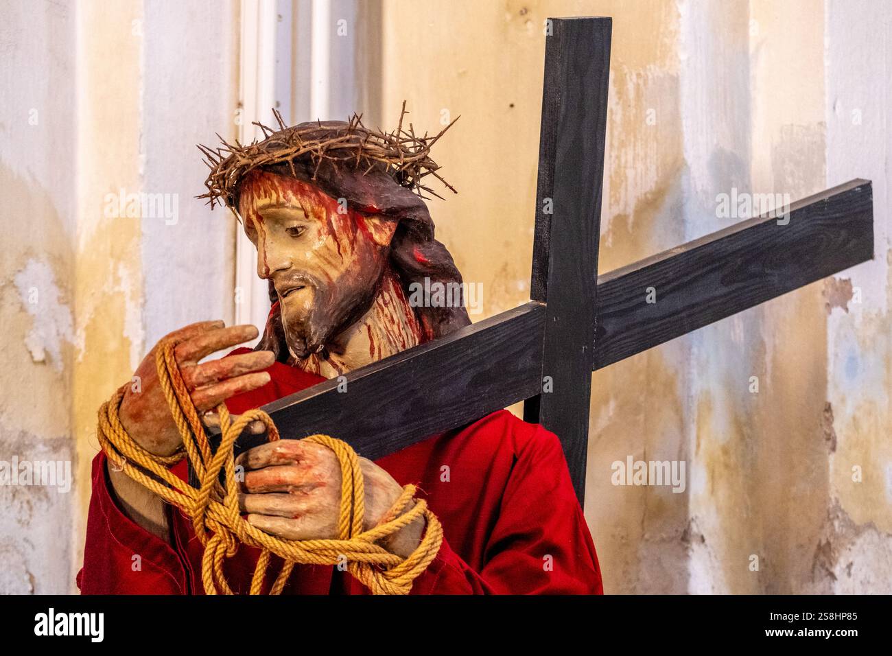 Misshandeltes und blutendes Gesicht Jesu mit Dornenkrone und Holzkreuz, roter Mantel, Bosa, Europa, Provinz Oristano, Italien Stockfoto