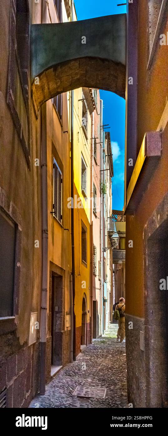 Enge Gasse und Hauswände, Bosa, Europa, Provinz Oristano, Italien Stockfoto