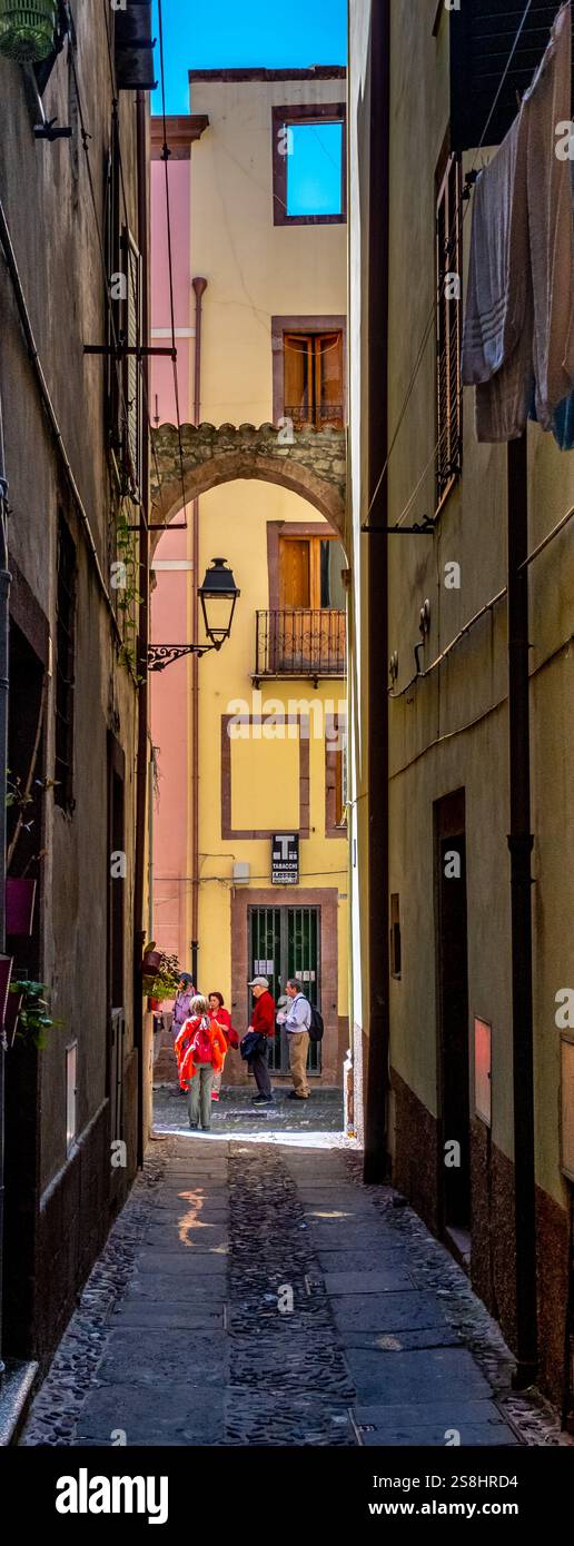 Gasse mit malerischem Haus und Fenster, Bosa, Europa, Provinz Oristano, Italien Stockfoto