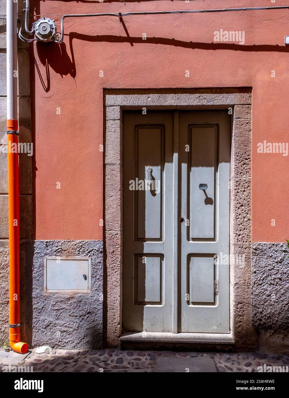 Haus mit malerischer Tür, Bosa, Europa, Provinz Oristano, Italien Stockfoto