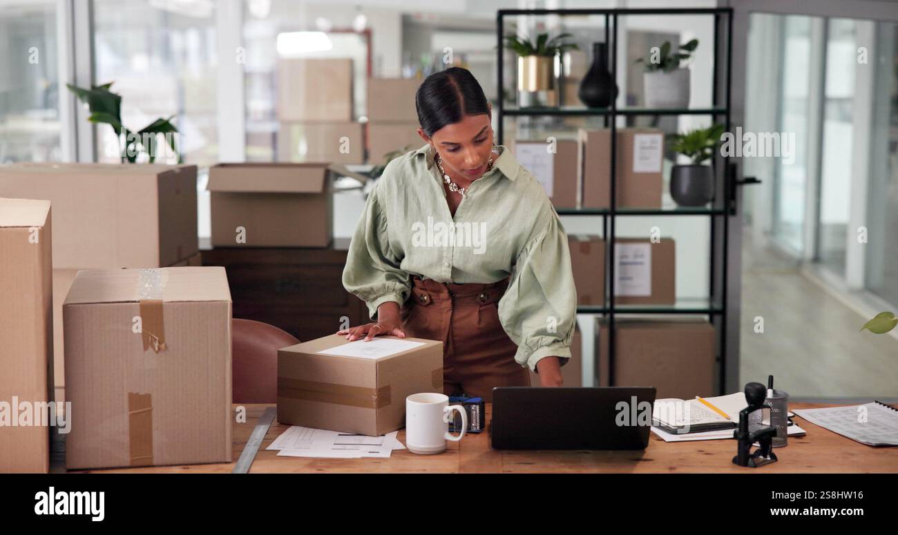 Laptop, Versand und Karton mit Geschäftsfrau im Büro für Kurierzustellung, Logistikplan und Bestandsaktualisierung. Qualitätskontrolle, Kundenfeedback Stockfoto