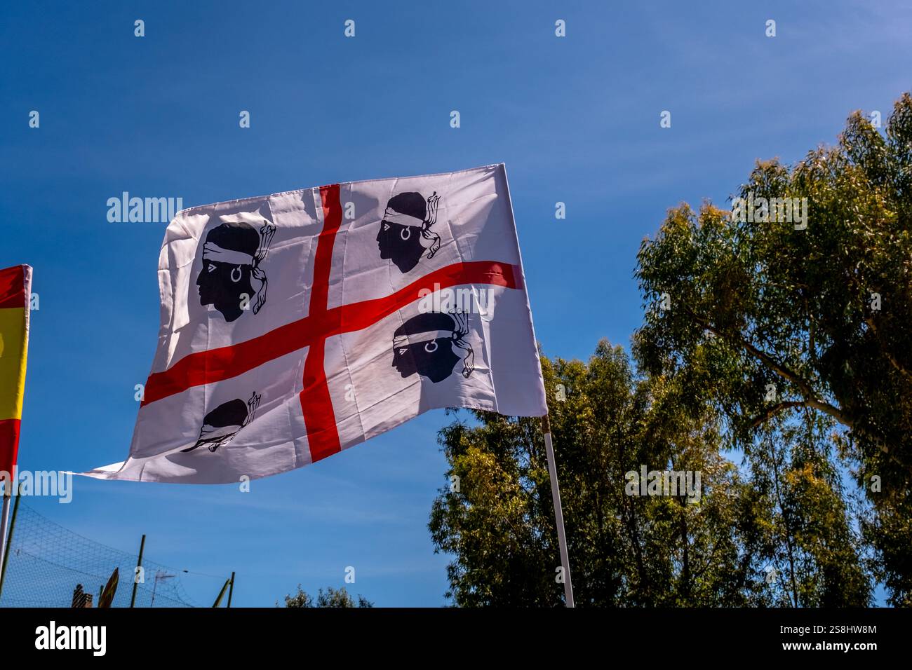 sardische Flagge, weiße Flagge mit rotem Kreuz und vier maurischen Köpfen, Bosa, Europa, Provinz Oristano, Italien Stockfoto