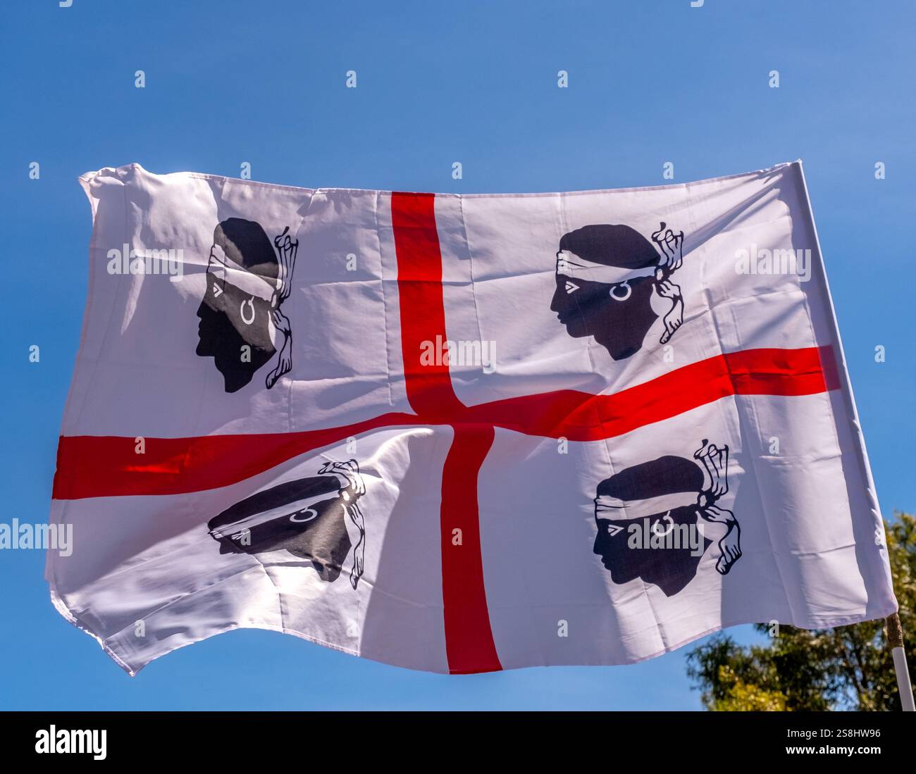 sardische Flagge, weiße Flagge mit rotem Kreuz und vier maurischen Köpfen, Bosa, Europa, Provinz Oristano, Italien Stockfoto