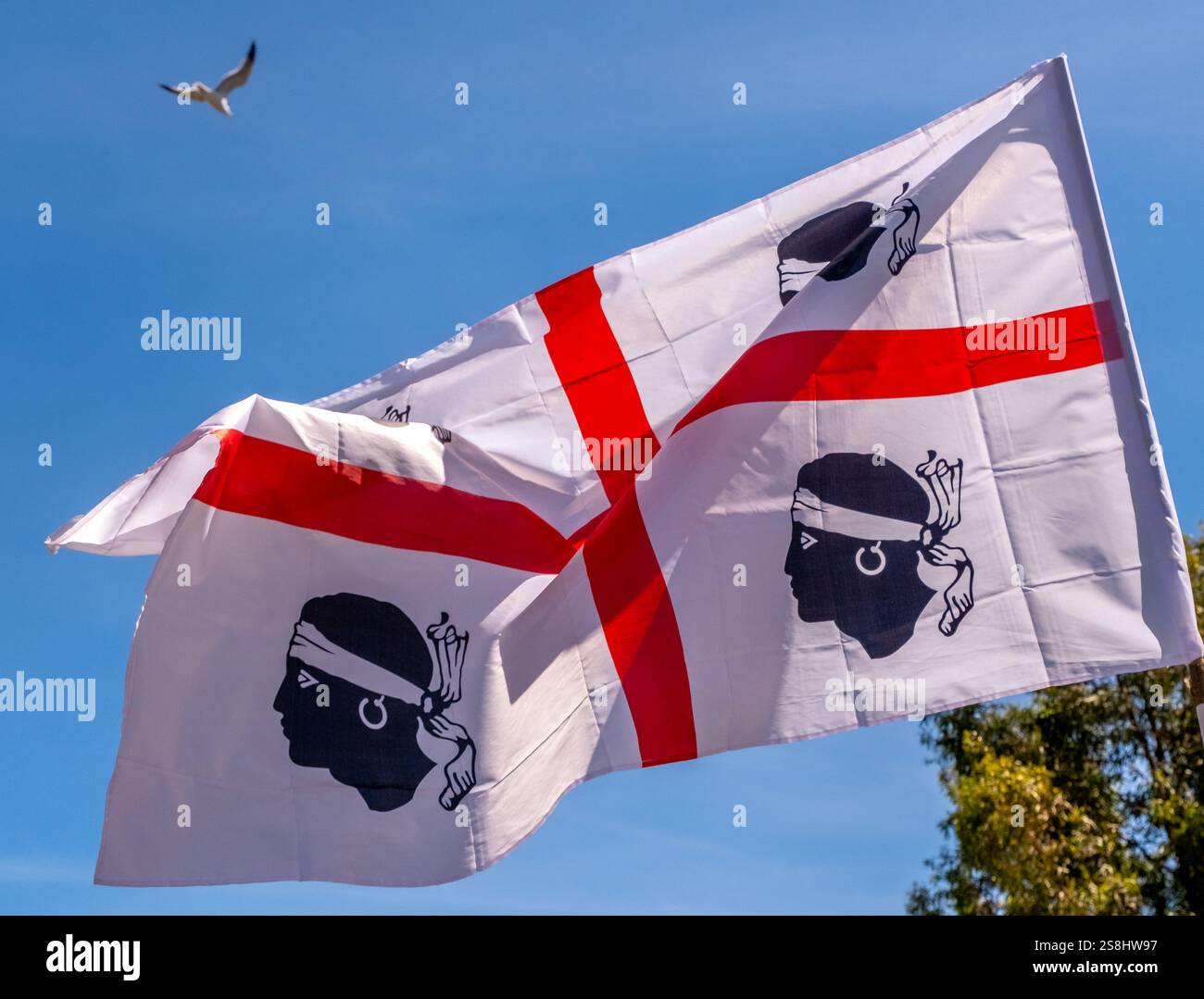 sardische Flagge, weiße Flagge mit rotem Kreuz und vier maurischen Köpfen, Bosa, Europa, Provinz Oristano, Italien Stockfoto