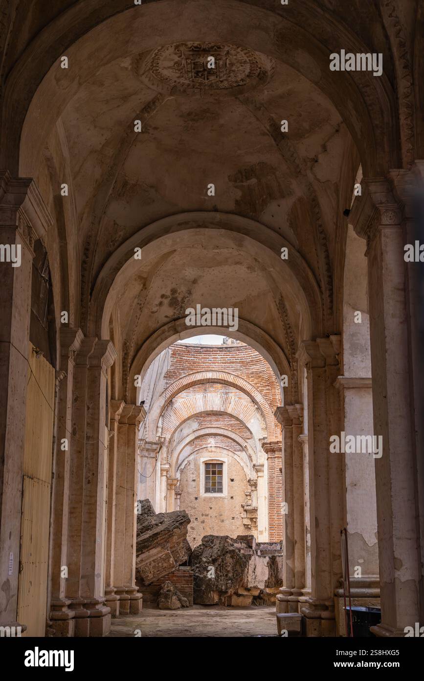 Antigua Guatemala, Sacatepequez, Guatemala. März 2024. Die Ruinen der Kathedrale von Santiago in Antigua Guatemala. Stockfoto