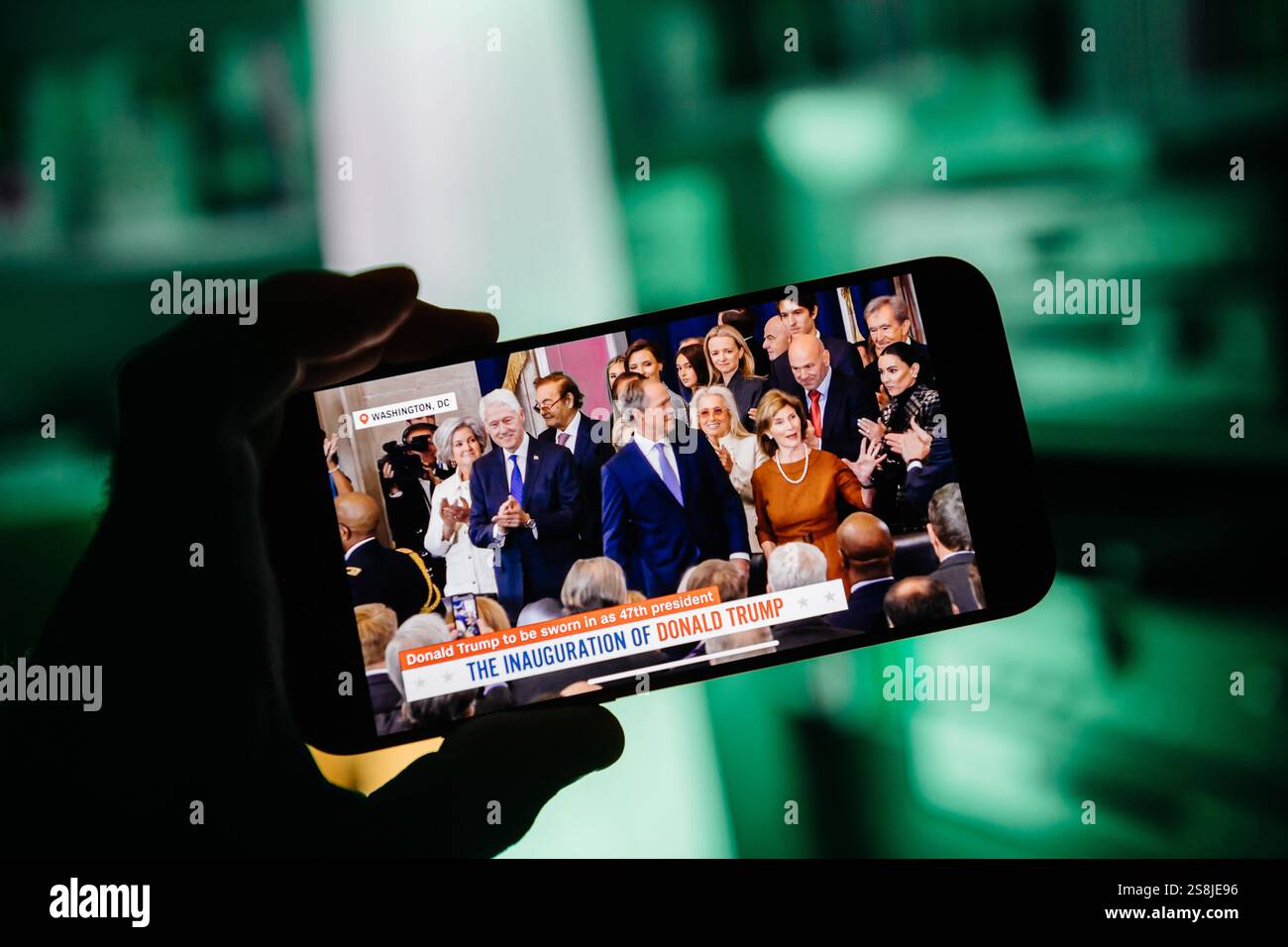 Paris, Frankreich - 20. Januar 2025: Ein Smartphone zeigt Live-Berichterstattung über Donald Trumps Amtseinführung, mit Bernard Arnault, seinen Kindern, dem ehemaligen Vorgesetzten Stockfoto