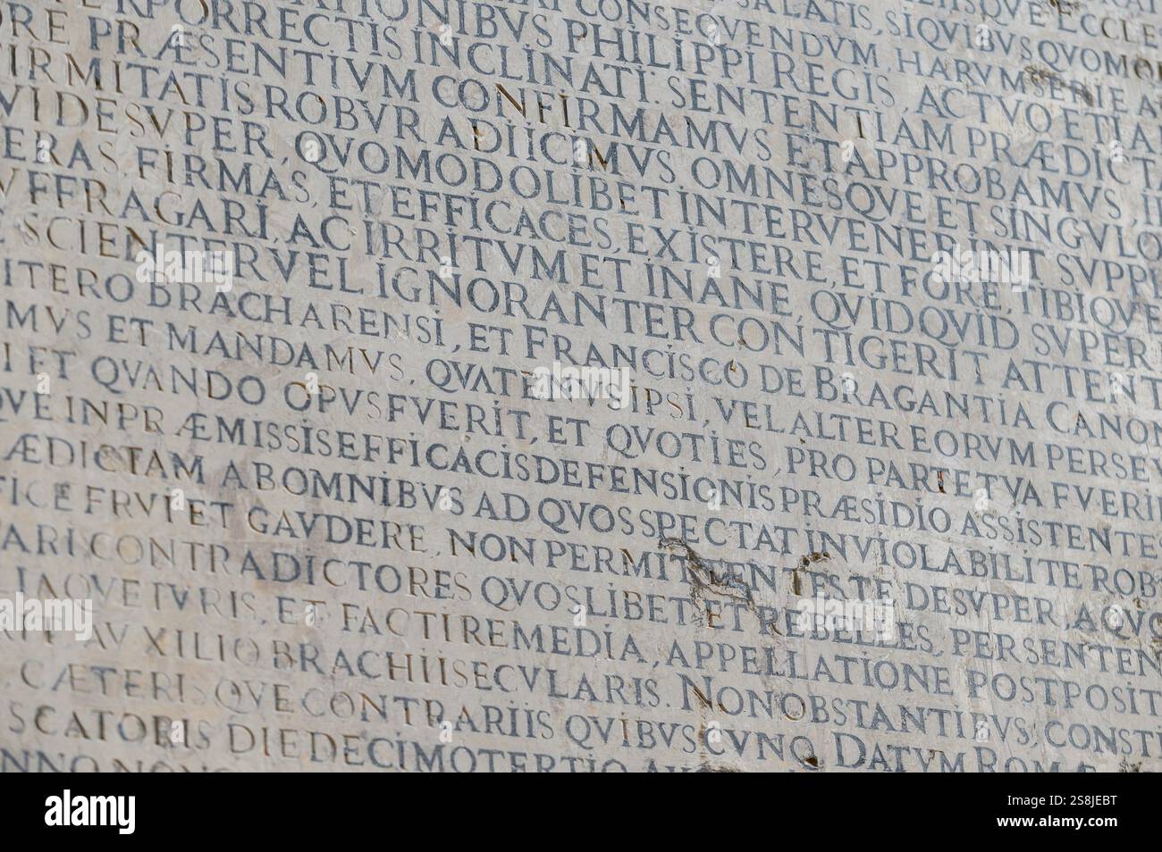 Eine Inschrift aus dem Jahr 1642 in der Kathedrale von Lissabon (Kathedrale Santa Maria Major (Sé de Lisboa)) in Lissabon, Portugal. Stockfoto