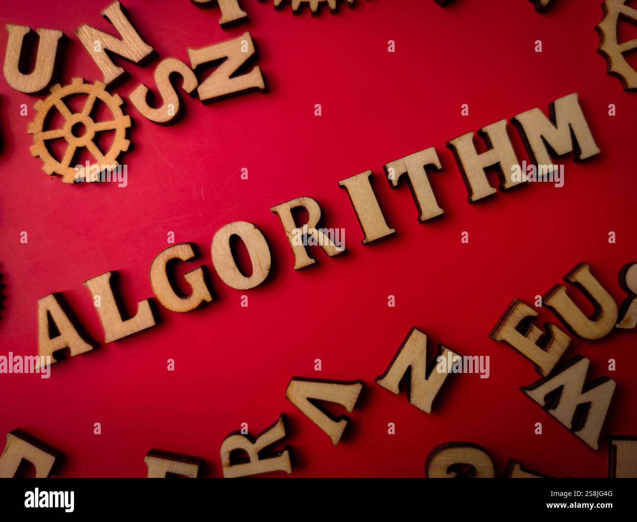 Nahaufnahme Holzwort und hölzerne Ausrüstung mit dem Wort ALGROITHM auf rotem Hintergrund. Stockfoto