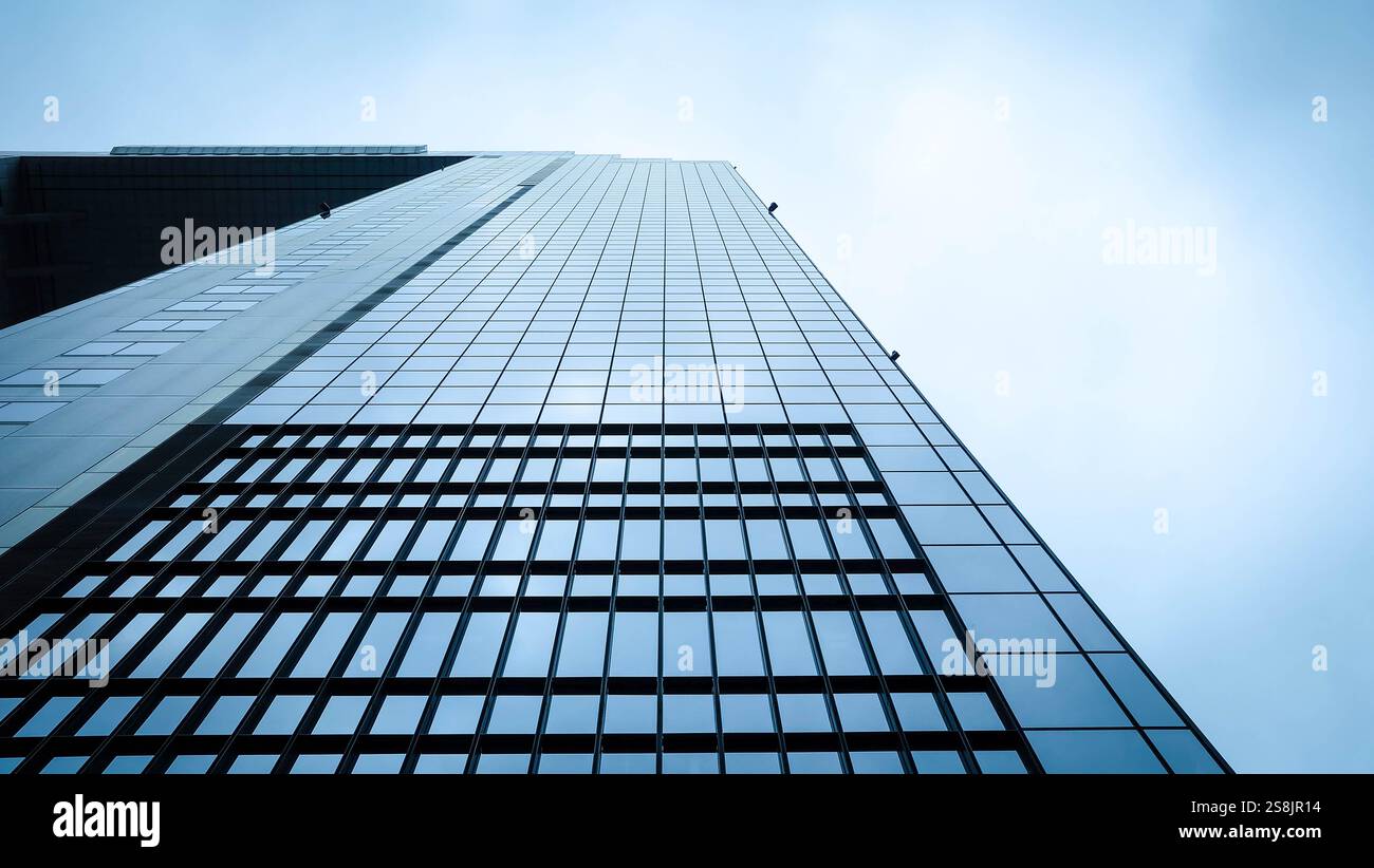 Blick auf das Umeda Sky Building von unten in Osaka Japan Stockfoto