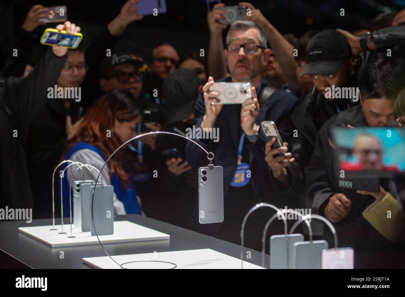 San Jose, USA. Januar 2025. Bei der Präsentation der Galaxy S25 Smartphone-Serie gibt Samsung auch eine Vorschau auf das dünnere Edge-Modell. Es soll bis Mitte des Jahres auf den Markt kommen. Anrede: Andrej Sokolow/dpa/Alamy Live News Stockfoto