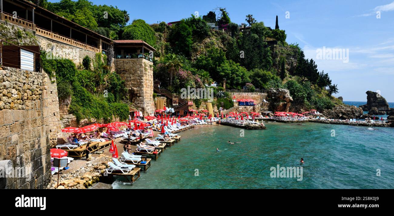 Öffentlicher Schwimmbereich in der Nähe des Kecili Parks, Antalya, Türkei Stockfoto