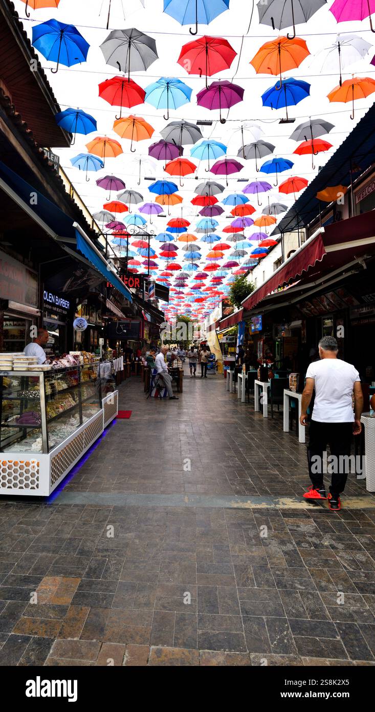 Sonnenschirme über der Straße, Antalya, Türkei Stockfoto Sonnenschirme über der Straße, Antalya, Türkei Stockfoto