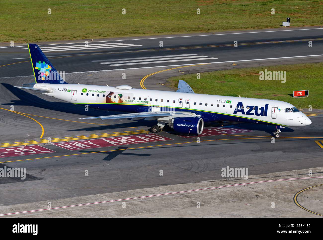 Azul Airlines Embraer E195-E2. Flugzeug E195 E2 im Rollen. Azul Airline Embraer Flugzeug der neuen Generation E2. Stockfoto