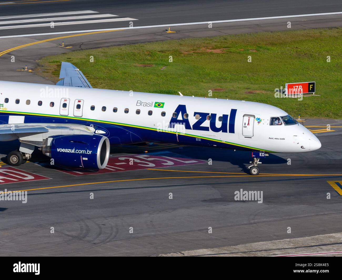 Azul Airlines Embraer E195-E2 Flugzeug. Das Flugzeug E195 E2 fährt. Azul Airline Embraer Flugzeug der neuen Generation E2. Stockfoto