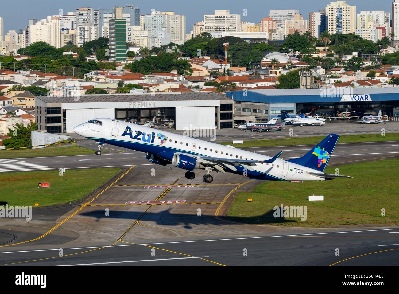 Azul Airlines Embraer 195 Flugzeuge starten vom Flughafen Congonhas. Flugzeug ERJ-195 von Azul Airline. Flugzeug E195 von Azul Brazilian Airlines. Stockfoto