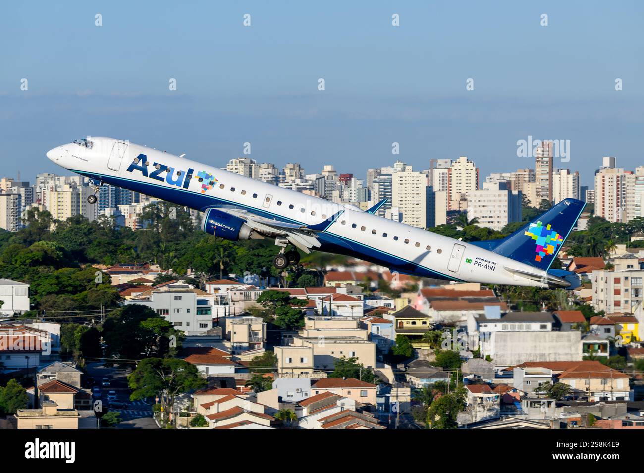 Azul Airlines Embraer 195-Flugzeuge starten von Congonhas. Flugzeug E195 von Azul Brazilian Airlines. Flugzeug ERJ-195 von Azul Airline. Stockfoto