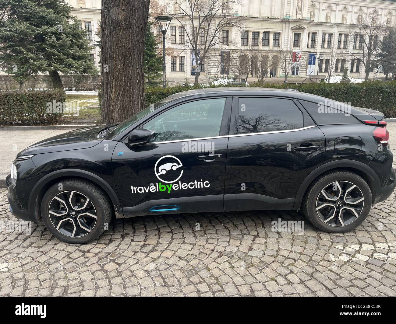 Reisen Sie mit dem Elektroauto Citroen e C4 in Sofia Bulgarien, Osteuropa, Balkan, EU - Smartphone-aufgenommenes Stockfoto
